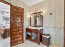 Resale - Villa / Semi detached - Villamartin