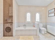 Resale - Villa / Semi detached - Villamartin